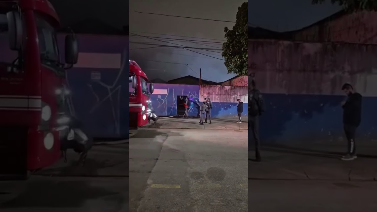 Dois caminhões pegam fogo em garagem no bairro Macuco, em Santos.
