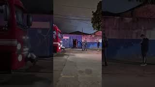 Dois caminhões pegam fogo em garagem no bairro Macuco, em Santos.