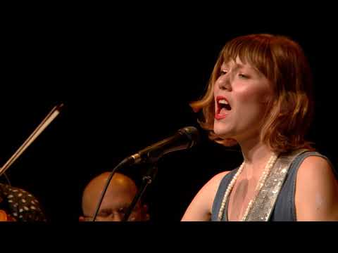 Molly Tuttle -  Cold Rain and Snow (Live on eTown)