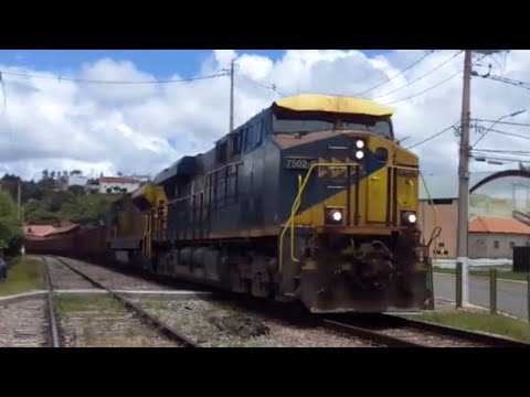 Trem de minério vazio com ES44ACi & SD70LC passando em Antonio Carlos MG 