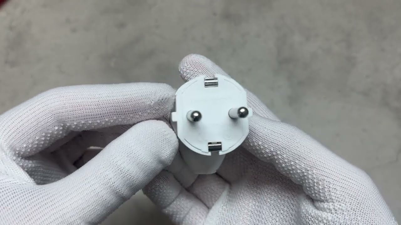 Вилка штепсельная угловая с заземлением NX1005 NEOMAX белая