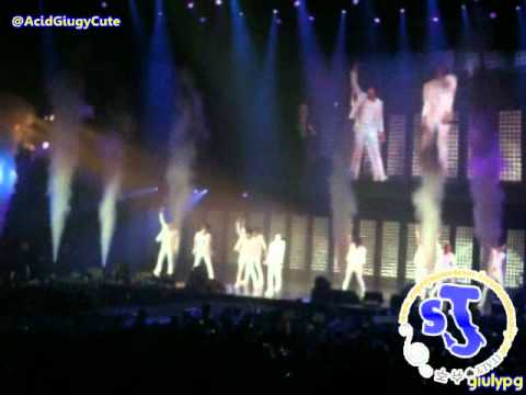110610 SM Town in Paris - Super Junior - A Man In Love {Fancam}