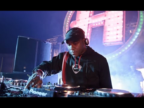 DJ EZ alongside MC B-Live @ Kiss FM 2003
