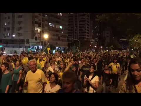 Manifestantes fecham avenida Beira-Mar em Florianópolis pela prisão de Lula