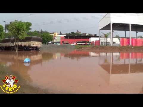 Uma chuva intensa alagou diversas ruas de Juquitiba