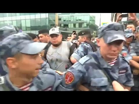 شاهد اعتقال 94 روسياً خلال احتجاجات في موسكو