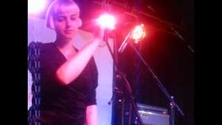Molly Nilsson - Worlds Apart (Live @ London Fields Brewhouse, London, 10/08/13)