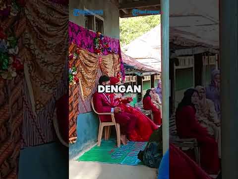 A VERY SIMPLE WEDDING PORTRAIT, A WEDDING DECORATION USING PLASTIC CHAIRS