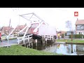 Vrachtwagen rijdt brug in Hazerswoude-Dorp in puin