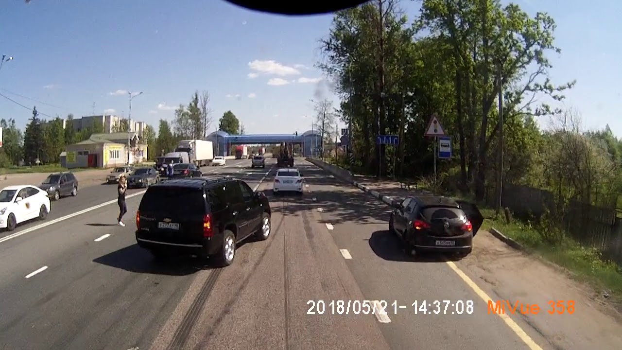 Автоледи сбила девушку, перебегавшую дорогу в неположенном месте