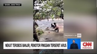 Nekat Terabas Banjir, Pemotor Pingsan Terseret Arus
