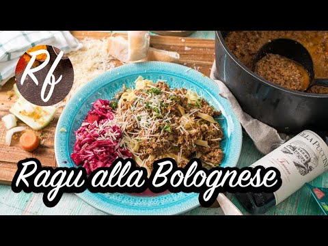 Klassisk Italienskt långkokt köttfärssås Ragu alla Bolognese som får koka i flera timmar och serveras med tagliatelle och parmesan. Här med tagliatelle, parmesan, persilja och vitkålssallad med rödbetor (valfritt).>