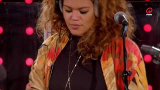 Maarten &amp; Dorothee: DELV!S - Come My Way (live bij Q)