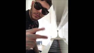 EMIS KILLA FA PIANO COVER DI ALCUNE SUE CANZONI