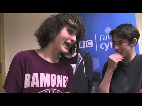 Y Ffug: Brwydr y Bandiau C2/ Mentrau Iaith Cymru 2013