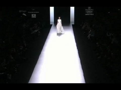 Desfile doble: Ion Fiz y Sara Coleman