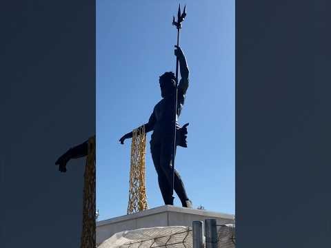 Continúa la instalación de las polémicas esculturas en el puerto de Málaga