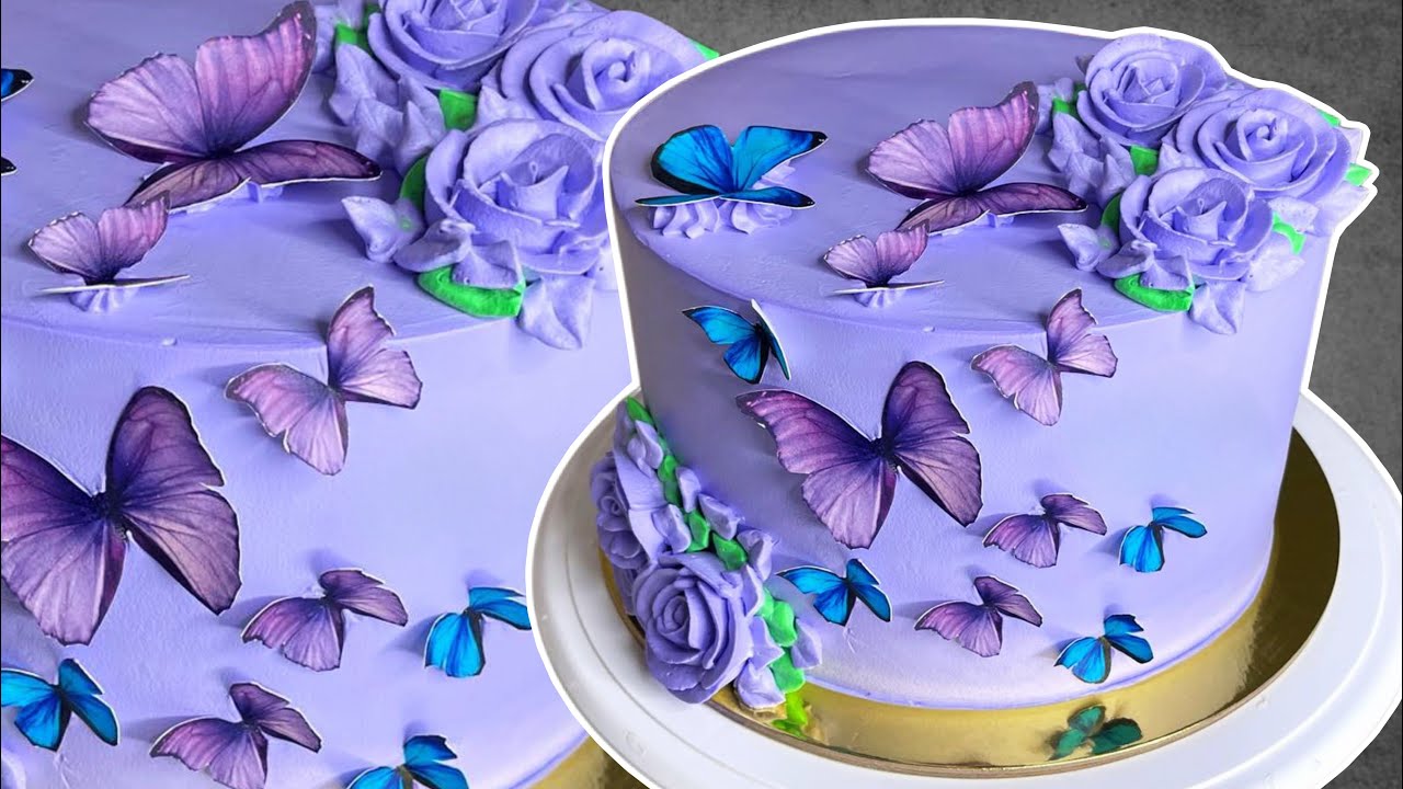 PASTEL CON MARIPOSAS DE PAPEL AZÚCAR COMESTIBLE.