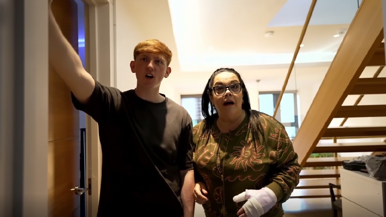 Angryginge Gives Lisa Riley a Tour of The Bov House!