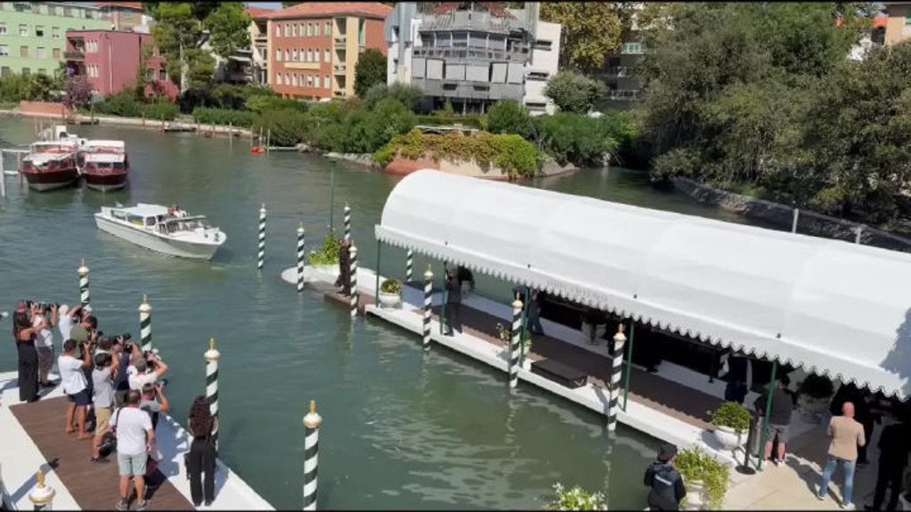 Venezia 83, Pierfrancesco Favino in posa per i fotografi al suo arrivo al Lido