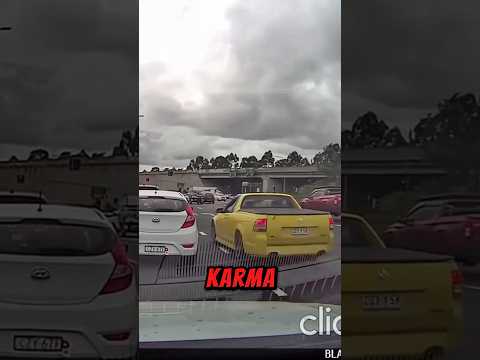 Este conductor imprudente sufrió su karma instantáneo por saltarse la cola