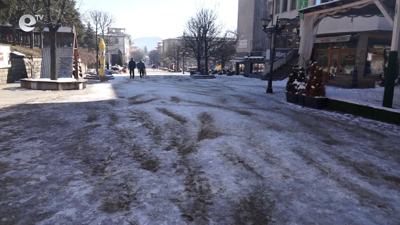 Лед скова пешеходната зона в стария център на Смолян
