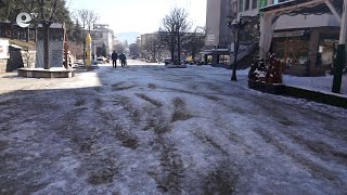 Лед скова пешеходната зона в стария център на Смолян