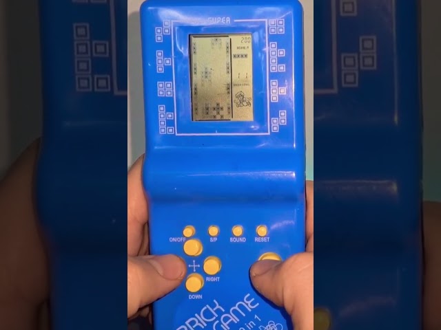 Vídeo relacionado con CZT Cube Consola de Juegos Pantalla Grande 999 en 1 Juego de Bloques Consola portátil Retro Ladrillos electrónicos portátiles Puzzle Regalos de Juguetes para niños/Estudiantes/Novios (Orange)