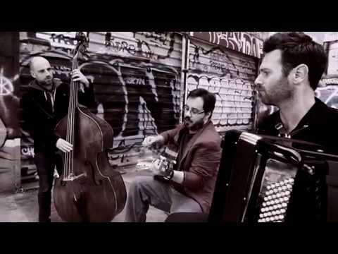 download lagu mp3 mp4 Piano à Bretelles, download lagu Piano à Bretelles gratis, unduh video klip Download Piano à Bretelles Mp3 dan Mp4 Popular Gratis