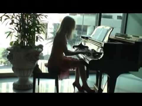 410 - FEMALE PIANIST 3