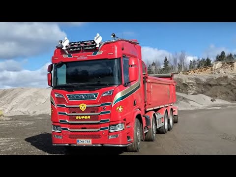 Kuljetus Timo Åbergin Scania-hirmu