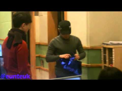 111219 Sukira - Sungmin opening gift from fans