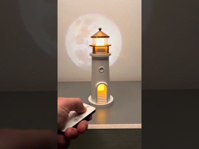 Vídeo relacionado con NEOVSUNY Decoración de Faro, Lámpara de Faro con Control Remoto, Faro Decorativo LED con Proyección, Luz Nocturna Casa Iluminada, Regalo para Navidad,Cumpleaños, Acción de Gracias, Día de San Valentín