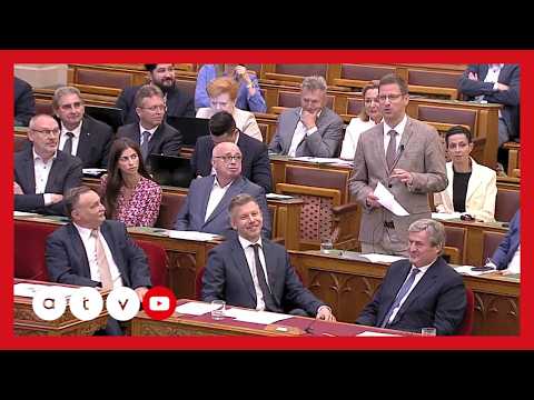 Magyar Péter átült Gulyás Gergely elé és folyamatosan kommentálta a felszólalását