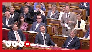 Átült Gulyás Gergely elé