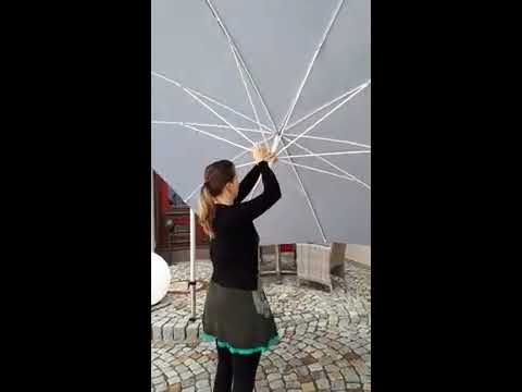 Bedienung eines rechteckigen Ampelschirms von Glatz