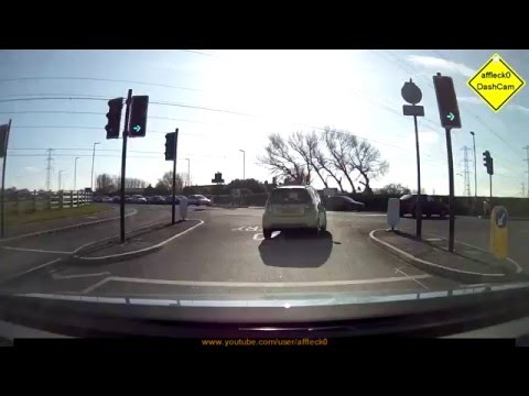 Audi driver not paying attention jumps red light (27/04/16)