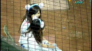 [問卦] 台中很熱嗎? 為啥看球賽穿這麼露?