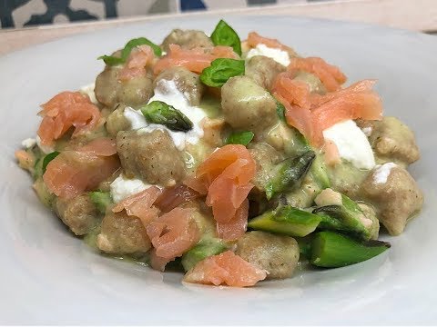 GNOCCHI INTEGRALI CON ASPARAGI E SALMONE - CUCINANDOMELAGODO