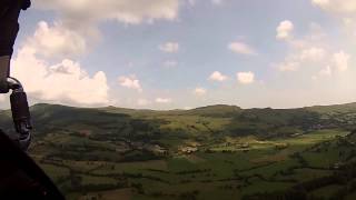 preview picture of video 'Parapente survol de la vallée de Dienne (cantal)'