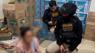 Download lagu A woman is suspected of stealing from a minimarket in Bandung during Ramadan. mp3