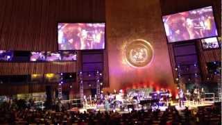 Stevie Wonder performing "I just called to say I'm sorry" at the United Nations Featuring Estelle