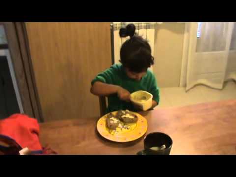 Watch video Síndrome de Down: Violeta y su desayuno