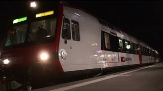preview picture of video 'RBDe 560 Domino mit Niderflur-Zwischenwagen in Walenstadt und nächtlicher Güterzug'