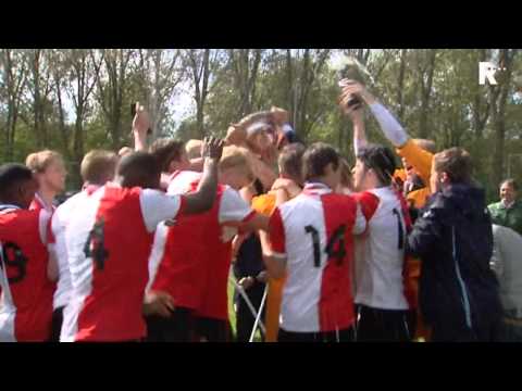 Feyenoord A1 krijgt de schaal uitgereikt