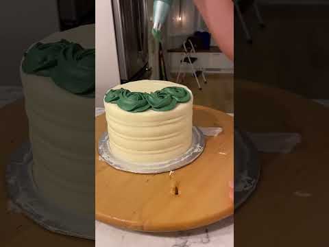 Simple Christmas cake decorating idea! Great for beginners 🥰🎄