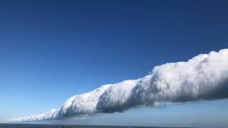 Nuvem rolo é vista em praia do ES