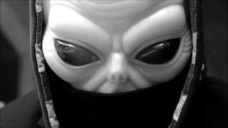 Alien Ken makes crop circle