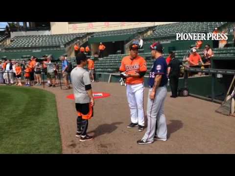 Video: Hyun Soo Kim and Byung Ho Park catch up before Saturday's game in Sarasota, Fla. @MyKBO #MNTw
