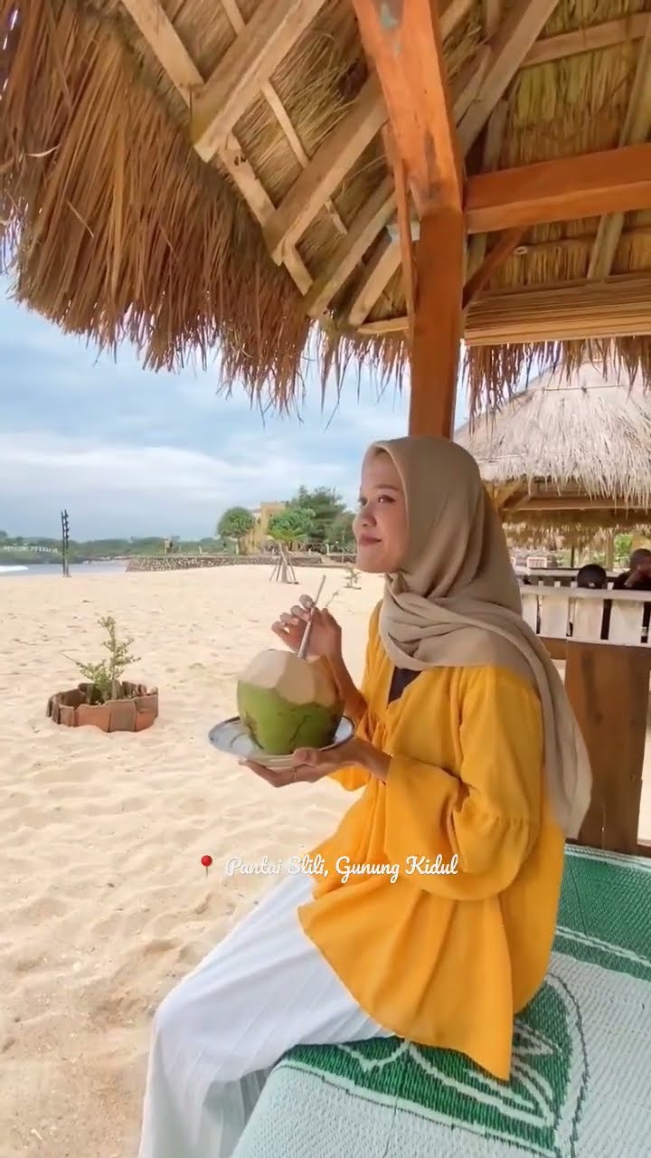 Rasakan keindahan Pantai Slili di Gunung Kidul! Pasir putih dan ombak yang tenang, sempurna untuk bersantai! 🌊✨